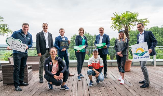 Einige der ÖSV Stars im Kreis der Bergrüßungsgäste, an der Spitze Landesrätin Barbara Eibinger-Miedl.