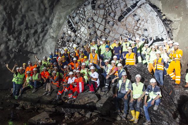 Was für eine Freude beim Durchbruch an der Nordröhre im Koralmtunnel: Erstmals konnten sich die beiden Mannschaften auf dem unterirdischen Weg treffen. | Foto: ÖBB Wolfgang Lehrner
