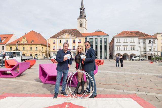 Louis Knie (rechts) bewarb beim Netzwerktreffen am Brucker Hauptplatz seine Zirkusschule für Kinder