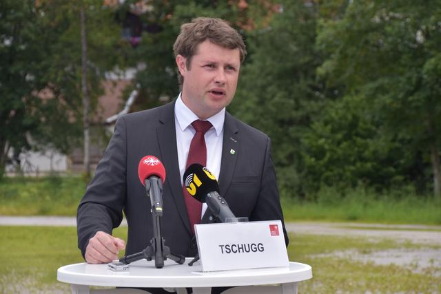 „Für die AnrainerInnen bringt die Unterflurtrasse eine deutliche Reduktion der Verkehrs- und Lärmbelastung. Wir schauen bei diesem Projekt nicht nur auf den motorisierten Verkehr, sondern berücksichtigen alle Verkehrsteilnehmerinnen und Verkehrsteilnehmer“, verweisen LHStv Geisler und Bgm Tschugg auf den ganzheitlichen Ansatz. | Foto: Barbara Fluckinger