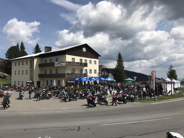 Die Gastronomie am Gaberl lebt in den Sommermonaten von den vielen Motorradfahrern. | Foto: Gauss