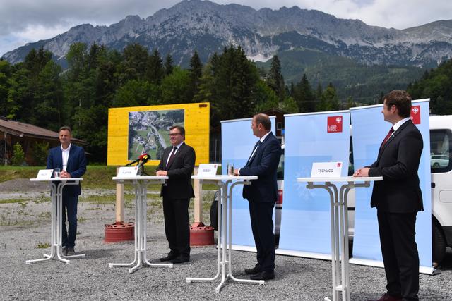 Christian Molzer, Vorstand der Abteilung Verkehr und Straße des Landes Tirol, LH Günther Platter, LHStv Josef Geisler und Christian Tschugg (Bgm. Scheffau) (v.l.) bei der Präsentation des Straßenbauprojektes in Scheffau. | Foto: Barbara Fluckinger