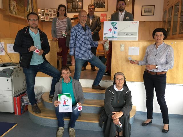 Bei der Spendenübergabe (v.l. im Uhrzeigersinn): Rusmir Smajlovic, Claudia Hössinger, Bert Hurch-Idl, Walter Pechhacker, Markus Lang, Christine Schön (Caritas-Lerncafé), Sr. Christiane und Gerhard Lackerbauer.  | Foto: Hurch-Idl