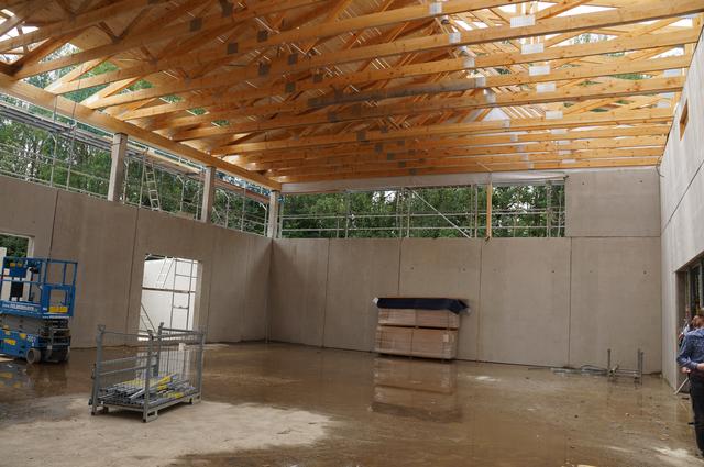 Die Halle nimmt Formen an, die Überdachung wurde bereits in Angriff genommen. | Foto: Almer