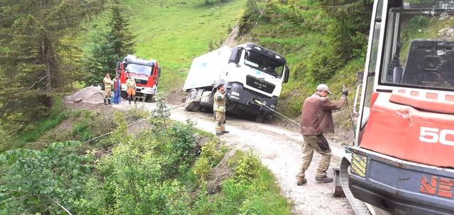 Der Lkw konnte gesichert und wieder flott gemacht werden.