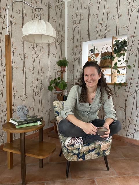 Gründerin Michaela Stangl schafft im Dorfsalon Raum für Begegnung.