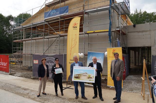 Ursula Lackner, Monika Heinrich, Gerhard Wendl, Kurt Riemer und Hannes Peißl vor der neuen Halle | Foto: Almer