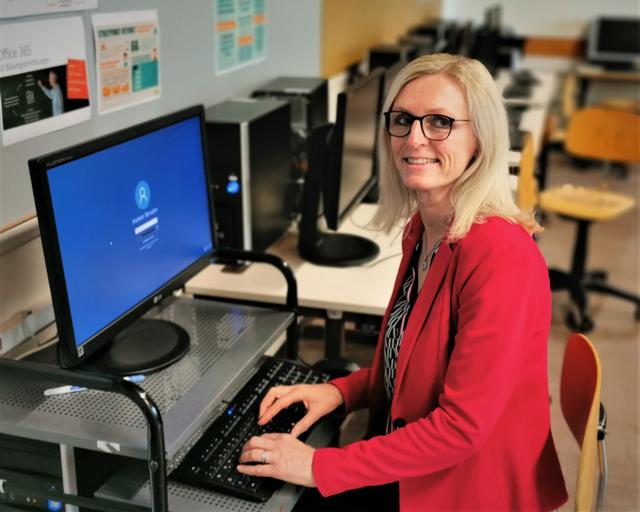 Schulleiterin Barbara Ptacek im Informatikraum der Pulkauer Mittelschule, die über 30 Computer verfügt. | Foto: Josef Messirek