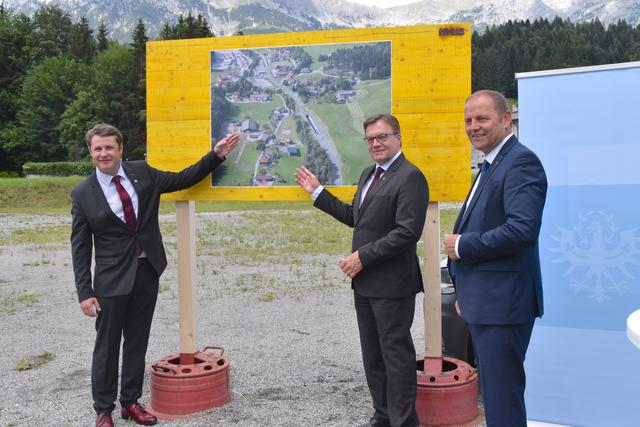 Bgm Christian Tschugg, LH Günther Platter sowie LHStv Josef Geisler (v.l.) sind von dem Projekt in Scheffau überzeugt.  | Foto: Barbara Fluckinger