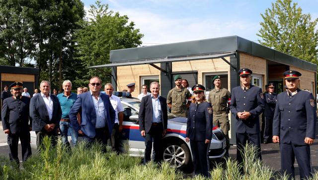 Bürgermeister Heinrich Schmidlechner (2.v.l.) mit Ehrengästen von Bezirkshauptmannschaft, Polizei und Bundesheer bei der Besichtigung der neuen Grenzkontrollstation.