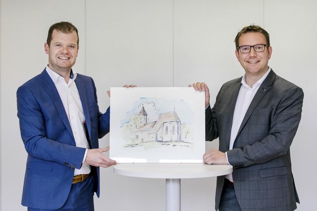 Der neue Ortsvorsteher Andreas Gruber übergibt bei Bürgermeister Christian Haberhauer ein Antrittsgeschenk. | Foto: Doris Schwarz-König