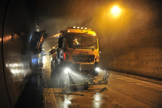 In den Tunneln werden nicht nur Sanierungsarbeiten durchgeführt, sondern auch Reinigungsarbeiten. | Foto: Asfinag
