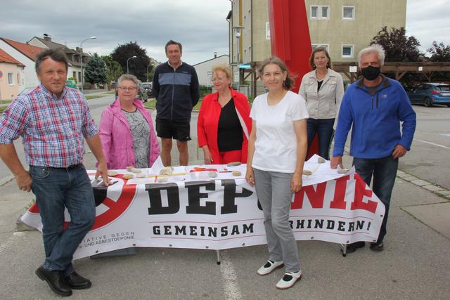 Grubesic (li) mit BUM-Mitgliedern bei der Unterschriftsaktion gegen die Breitenseer Deponie.