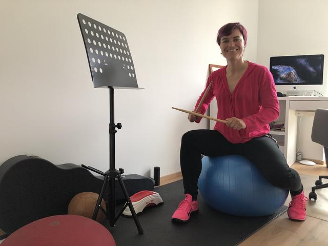 Anita Birklbauer hilft Musikern wie Sportlern bei ihren Problemen.
