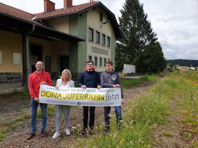 Dieter Schmidradler, Obmann Verkehrswende NÖ, Dr. Christa Kranzl, Initiative Donauuferbahn Jetzt, Ferdinand Proidl, Technikexperte Verkehrswende NÖ, Wolfgang Hnat, Initiative Donauuferbahn Jetzt)