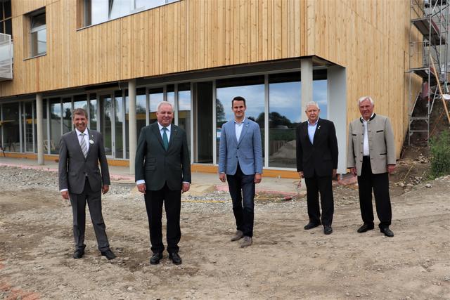 Bgm. Erich Gosch, LH Hermann Schützenhöfer, LAbg. Vzbgm. Stefan Hermann, GR Günter Hahn und Bgm. a.D. Adolf Pellischek bei der Besichtigung der Baustelle. | Foto: Edith Ertl