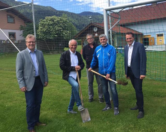 Die Vizebürgermeister Reinhard Antolitsch (links) und Karl Zußner (rechts) mit Funktionären des FC Riegersdorf | Foto: Marktgemeinde Arnoldstein