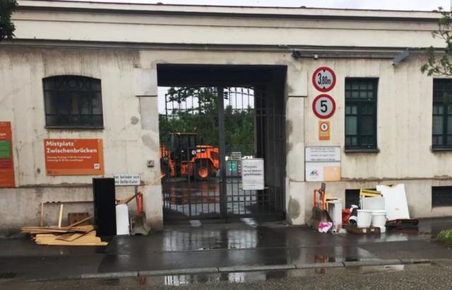 Vor dem geschlossenen Tor des Mistplatzes stehen alle, die in der Dresdner Straße ihren Mist abgeben möchten.