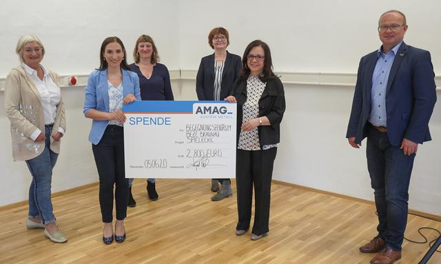 AMAG-Sozialpreis-Einreicherin Rita Bartosch (2. v. l.) mit Stadträtin Lizeth Außerhuber- Camposeco (Bildmitte mit Scheck) bei der Scheckübergabe mit Bürgermeister Johannes Waidbacher (r.), Brigitta Bartosch (l.) und D. Auer sowie M. Stangl im Bildhintergrund.