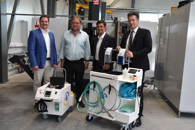 Innovative Produkte aus dem Hause H&P Trading: Bgm. Wolfgang Koller, Unternehmer Erwin Hochwarter, Landesrat Christian Illedits und WiBuG-Geschäftsführer Harald Zagiczek mit dem patentierten Entkeimungsgerät und der Pflegedusche.