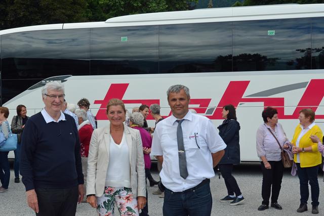 Wurden von Christine Stelzer (Geschäftsführerin Innsbruck Information und Reservierung GmbH) herzlich begrüßt (v.l.): Bischofsvikar Rudolf Bischof (Diözese Feldkirch) und Konrad Bereuter (Geschäftsführer Hehle Reisen).