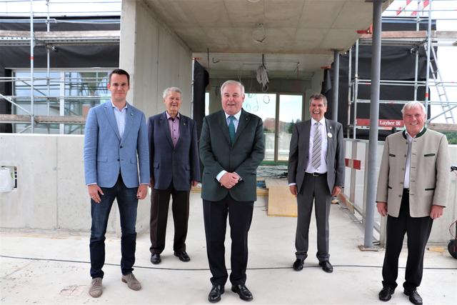 Mit Abstand am Bau: Bei der Besichtigung der Baustelle begleiteten LH Hermann Schützenhöfer u.a. LAbg. Vzbgm. Stefan Hermann, Vzbgm. Herbert Stockner, Bgm. Erich Gosch und Bgm. a.D. Adolf Pellischek.