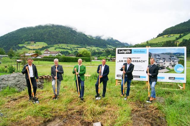 Beim Spatenstich im Bild von links nach rechts: Bauleiter Stefan Foidl und Baumeister Klaus Knapp von Knapp Bau, Geschäftsführer Ing. Franz Knauseder, MBA (Knauseder & Partner), Bereichsleiter DI (FH) Philipp Konrad, Prokurist Michael Leitgöb und Verkaufsleiter Stefan Leitgöb von Leitgöb Wohnbau.