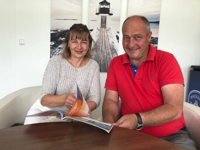 Monika und Christian Gegg blättern im jetzt neuen Katalog