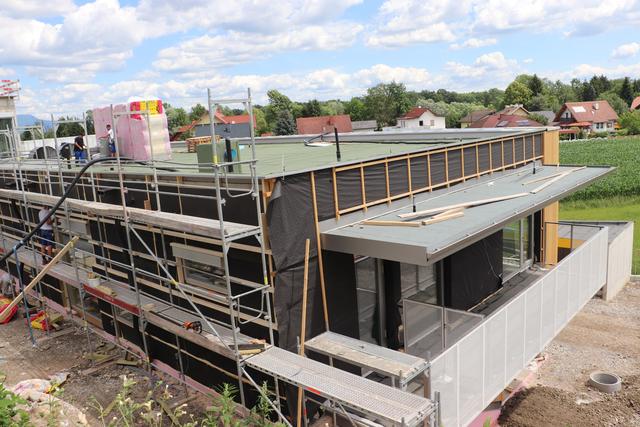 Trotz Corona, unter besonderen Sicherheitsmaßnahmen wurde am Bau der Kinderbetreuungseinrichtung Feldkirchen weitergearbeitet. | Foto: Edith Ertl