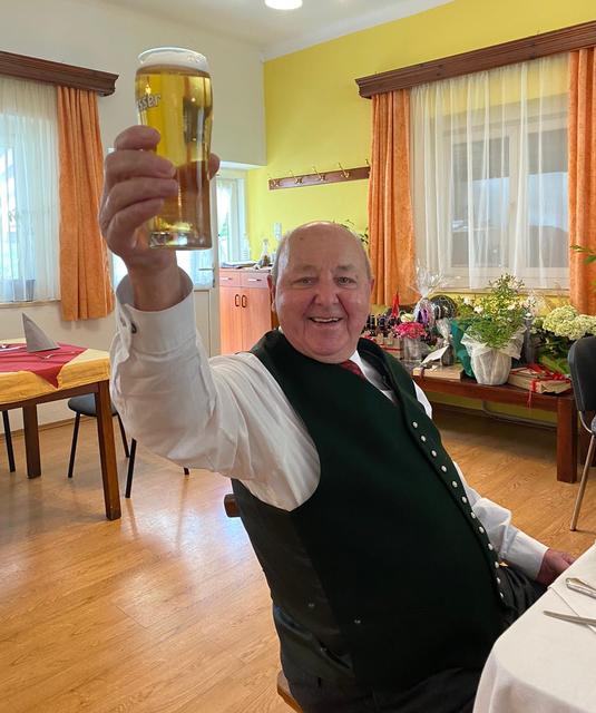 Prost! Geburtstagsfeier im Kreise der großen Mühlaubauernfamilie | Foto: Karin Pölzgutter