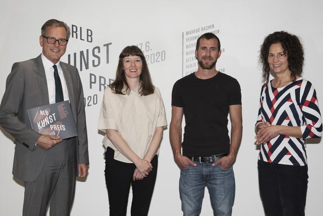 Dr. Johannes Ortner, Vorstandsvorsitzender der RLB Tirol,  die FörderpreisträgerInnen Alexandra Kontriner und Gregor Sailer mit Silvia Höller, Leiterin der RLB Kunstbrücke. | Foto: Ascher