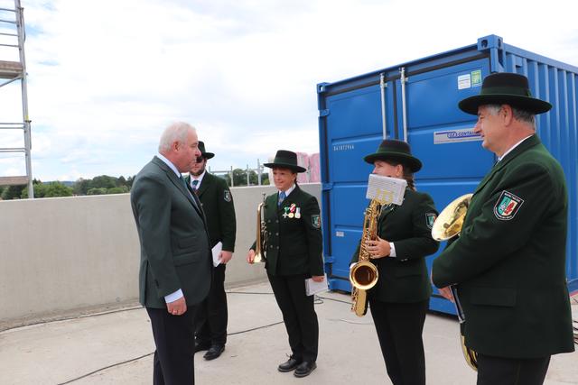 LH Hermann Schützenhöfer dankte der Markmusik Feldkirchen für den musikalischen Gruß | Foto: Edith Ertl