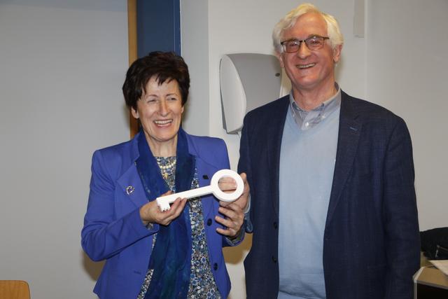 Auch das Poly in Birkfeld nimmt am Erasmus Projekt der EU teil. Im letzten Jahr konnte an das Poly auch ein 3D-Drucker übergeben werden. Im Bild Direktorin Elisabeth Weirer-Brosch und Markus Horn.