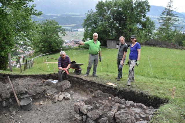 [f]Hugo Tinzl[/f], Joe Bertsch, Franz Brunner (Verein Chronus) und Tamara Senfter (Talpa GnbR) legen die Mauern frei. | Foto: Michael Kendlbacher