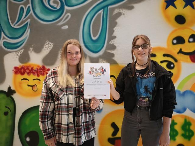Jasmin Wallner und Christina Öttl mit der Sieger-Urkunde | Foto: Bettina Seidl