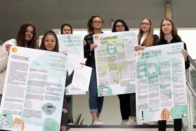 Fachschülerinnen der HLW Braunau gestalten Wandzeitung zum Thema Nachhaltigkeit, von links: Mariana Marmäneanu, Fanica Dragan, Jasmin Weber, Michelle Staudinger, Milica Nikolic, Carmen Wimmer und Diana Aliev
