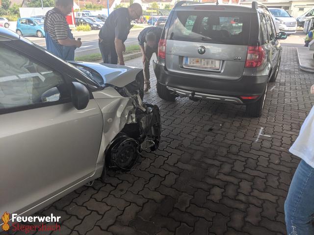 Das Unfallauto rollte ohne einen seiner vier Reifen in eine Tankstelle und kollidierte dort mit einem weiteren Pkw. | Foto: Thomas Pail/Feuerwehr Stegersbach
