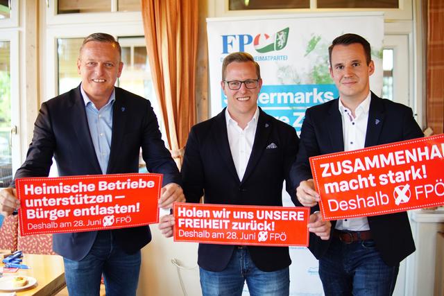 Landesparteiobmann Mario Kunasek, Bezirksparteiobmann Patrick Derler und Landesparteisekretär Stefan Hermann bei der Pressekonferenz in Weiz. | Foto: FPÖ Stmk/Kurat
