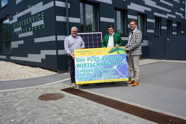 Stehen für Fürstenfeld unter "Sonnenstrom": Bürgermeister Franz Jost, Stadtwerke-Geschäftsführer Franz Friedl und Wirtschaftshofleiter Roland Gogg vor dem künftigen „Plus-Energie-Wirtschaftshof Fürstenfeld“. | Foto: Stadtgemeinde Fürstenfeld