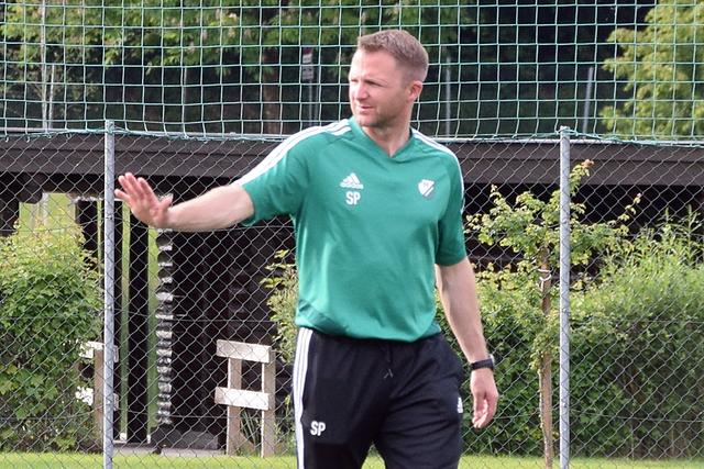 Paul Schneeberger - Spielerbegrüßung beim Training in Kirchbichl mit Abstandsregelung.