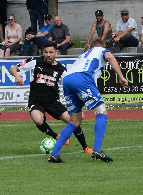 Sinan Bicer (li.) im FC Kufstein Trikot spielt jetzt für den SV Wörgl.