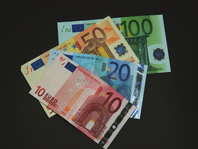 In mehreren Raten habe das Opfer dem Angeklagten insgesamt 57.500 Euro in bar gegeben.