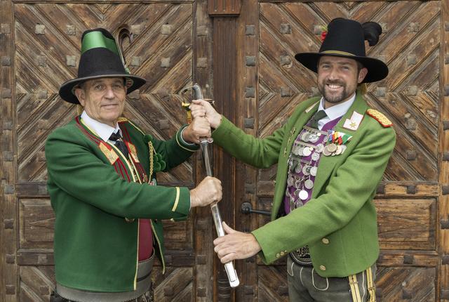 Lds.-Kdt. a. D. Fritz Tiefenthaler übergab den Säbel des Landes-Kommandanten an seinen Nachfolger Thomas Saurer!