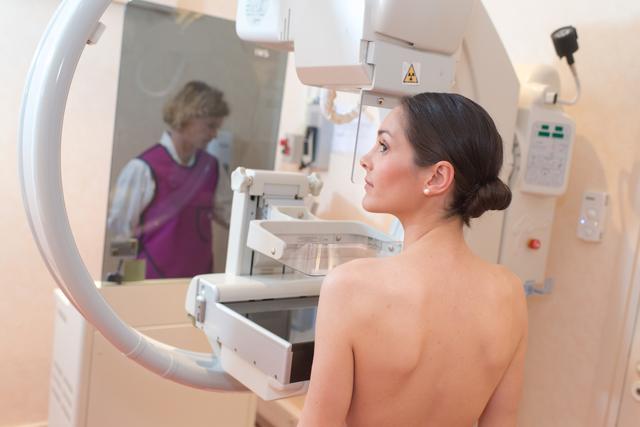 Die Mammografie ist nur eine von den Vorsorgeuntersuchungen, die frau regelmäßig durchführen lassen sollte. | Foto: ALPA PROD/Shutterstock.com