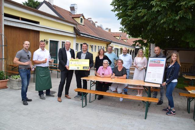 Bürgermeister Günter Trettenhahn (4.v.li.), Gemeinderat Alexander Fritsch (2.v.re.) und Andreas Korda (3.v.li.) stellen die Bisamberger Genussrallye vor. | Foto: Sandra Schütz