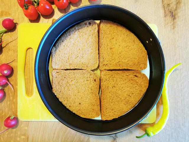 3. Toastbrotscheiben, der Tortenform entsprechend zuschneiden | Foto: Katrin Ebetshuber