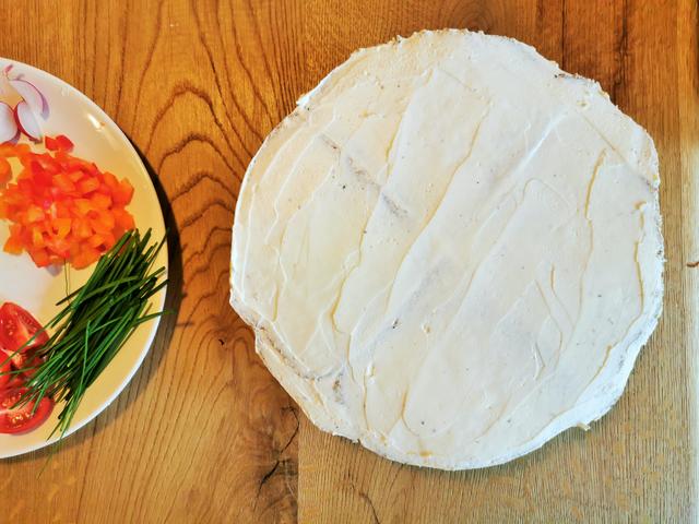 14. Torte mit der restlichen Topfen-Frischkäsecreme bestreichen | Foto: Katrin Ebetshuber