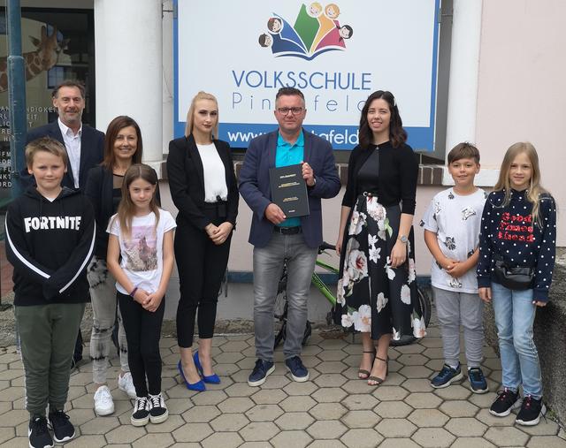 Schüler der VS Pinkafeld (vorne) mit Betreuer Prof. Peter Hofbauer, EV-Obfrau Monika Kossits, Marlies Lukschander, OSR Dir. Franz Rienesl und Lisa-Daniela Alexa (hinten v.l.) bei der Übergabe der Diplomarbeit | Foto: HTL Pinkafeld/Hofbauer