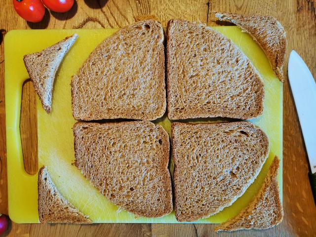 Toastbrotscheiben, der Tortenform entsprechend zuschneiden | Foto: Katrin Ebetshuber