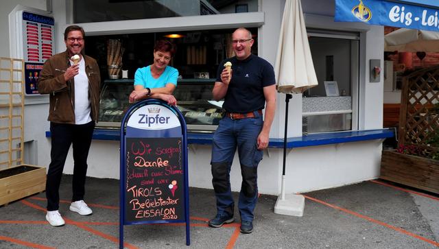Bgm. Christian Abenthung und Wirtschaftsvereinsobm. Walter Mair kamen zur Gratulation – und wurden von Marlene naturalmente mit einem Leis-Eis verköstigt!